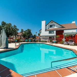 https://metro-phx-upstairs-2bd-sleeps-6-heated-pool-pets-allowed.hotelsofphoenix.com