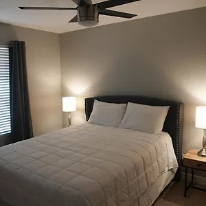 https://3bdr-remodeled-scottsdale-desert-pool-oasis-and-entertainment.hotelsofphoenix.com