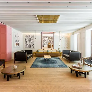 Mate Emir, Hotel Istambul